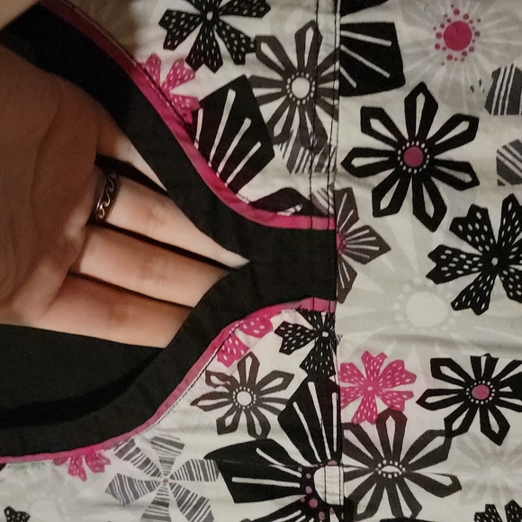 Black Floral MC^2 Scrub Top - Picture 6 of 8